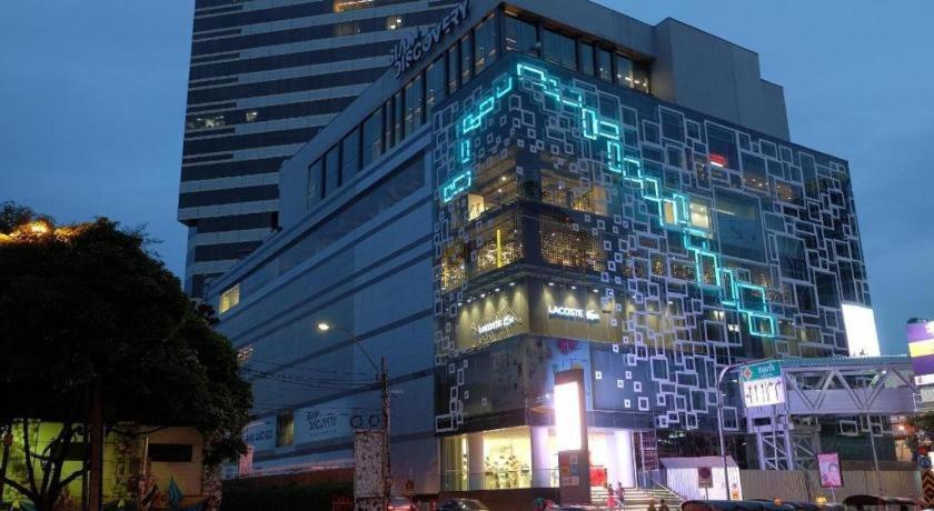 Silom Studios Bangkok Exterior foto